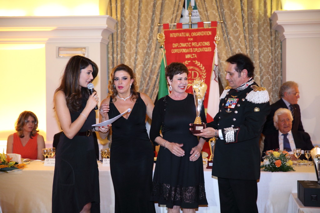 Francesca Rettondini con il Governatore Marra e la stilista Premiata Renate Jeske