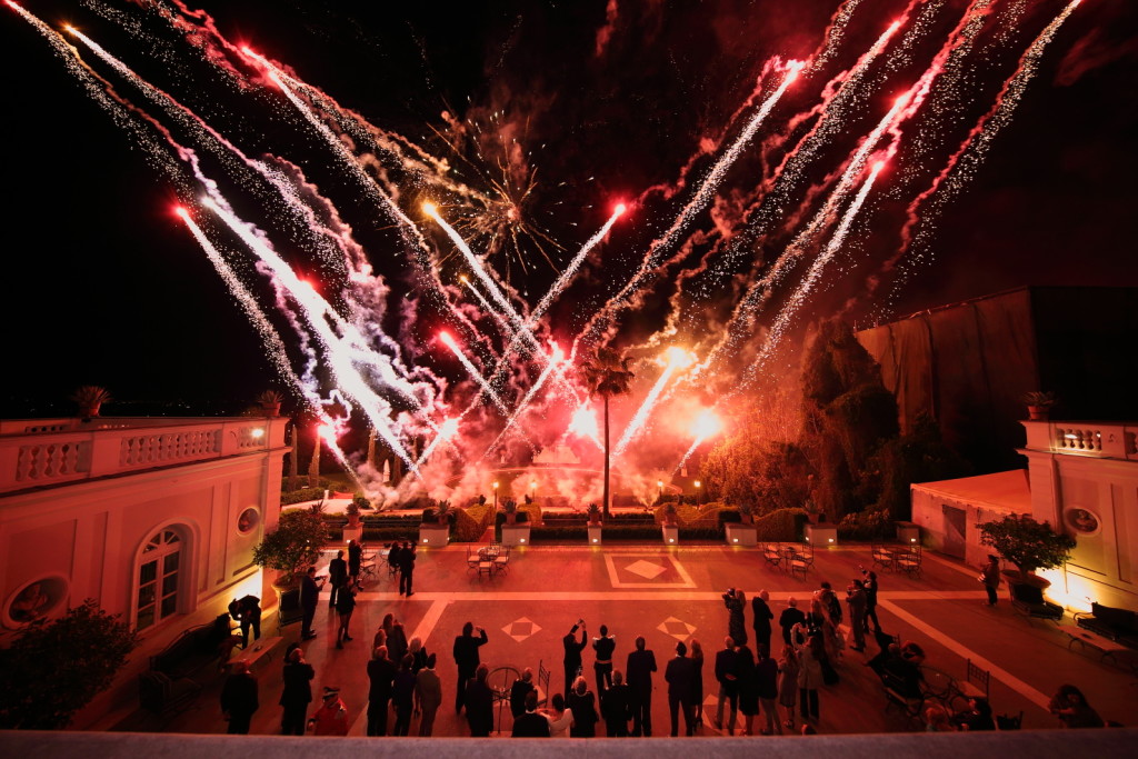 spettacolo pirotecnico in apertura della serata