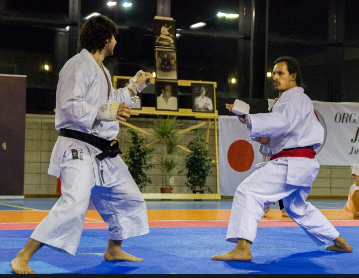 Il nostro Massimo (a sinistra) compete contro un atleta brasiliano.