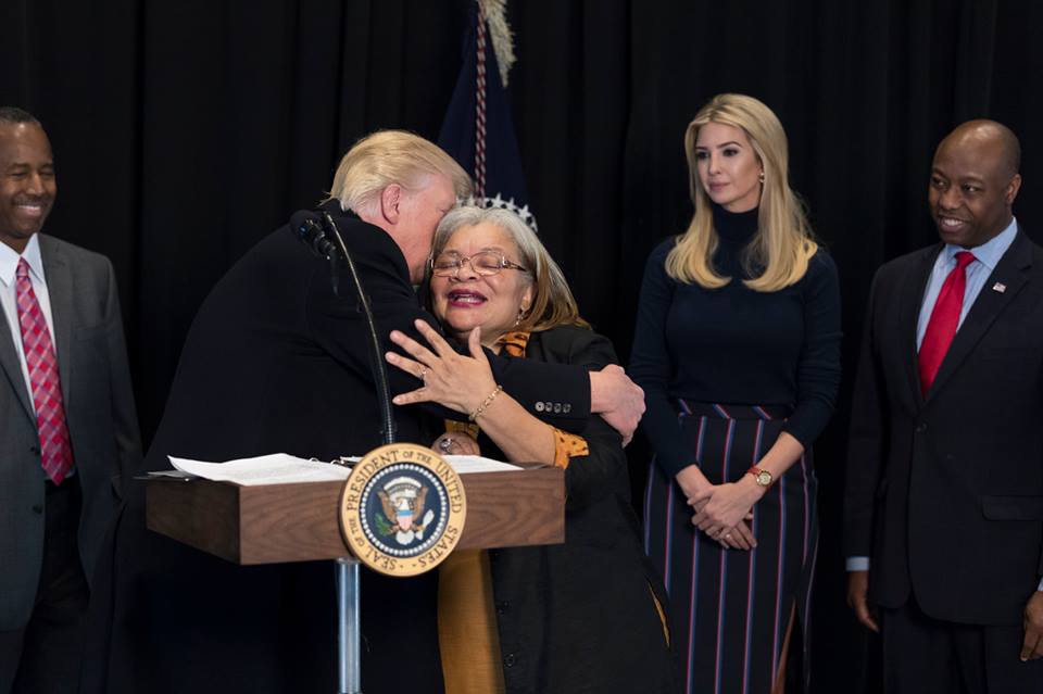 Il Presidente Trump abbraccia Alveda Celeste King, nipote del leader attivista Martin Luther King.