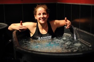 Partecipante di TUF Sarah Moras in una vasca di ghiaccio e acqua. Crediti : Pinterest