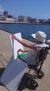 Myriam Scasseddu cerca ispirazione di fronte al mare.
