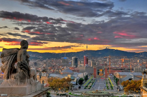 Una vista mozzafiato di Barcelona al tramonto.