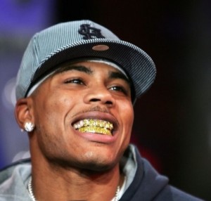 Il Rapper Nelly con il suo sorriso dorato.
